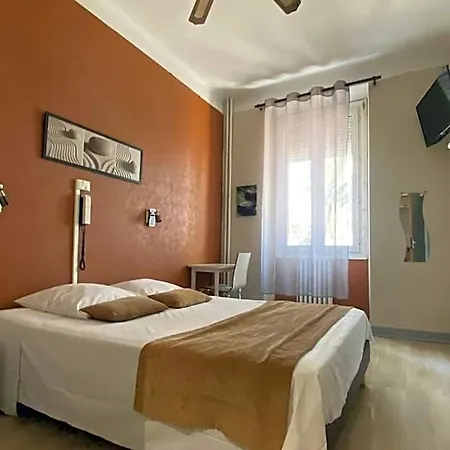 Au Royal Hotel 2*